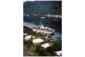 109 Älvsnabben ligger trygg i hamnen i Paga-Pago, Samoaöarna, Stilla Havet.jpg
